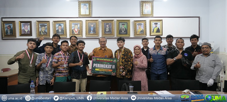 Kunjungan Silaturahmi Mahasiswa Berprestasi Peringkat II Sumut Futsal Championship 2022 ke Kantor Rektor UMA